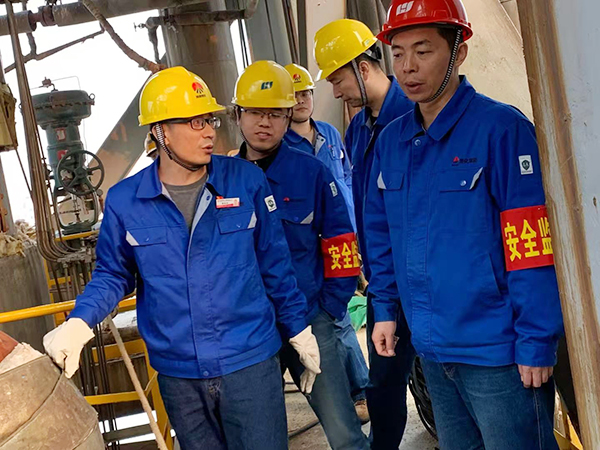 公司領(lǐng)導趙強深入尿素現(xiàn)場檢查工作5.jpg