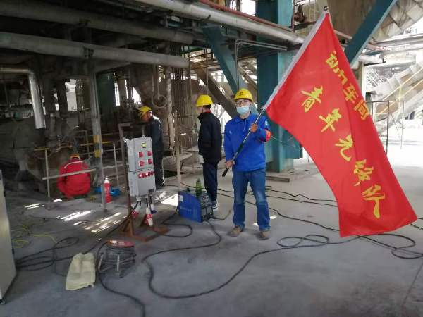 動(dòng)力車間大修剛開始時(shí)，在3號(hào)爐零米，青工從車間領(lǐng)回青年先鋒隊(duì)隊(duì)旗（魏高強(qiáng)攝[1].jpg