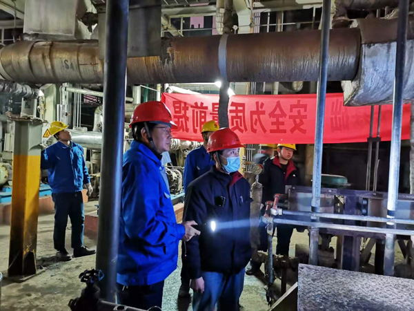 車間工藝、設備副主任到現(xiàn)場指導倒泵操作00（孟力攝.jpg