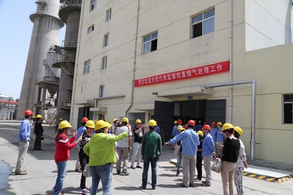 渭化集團環(huán)保開放日，渭南市民代表來渭化監(jiān)督檢查煙氣治理。.JPG