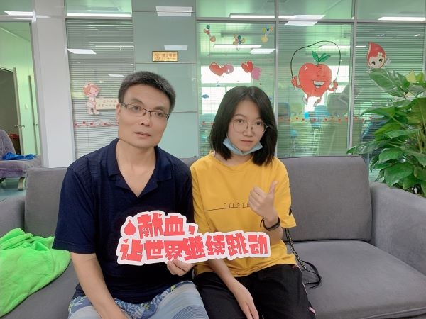 暑假期間女兒陪我去渭南血站獻(xiàn)血時的合影.jpg