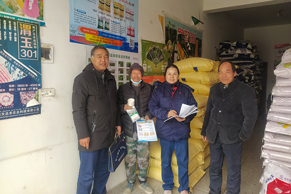 2月10日，尿素銷售人員在武功縣貞元鎮(zhèn)農(nóng)資店向農(nóng)戶發(fā)放宣傳資料。(副圖）.jpg