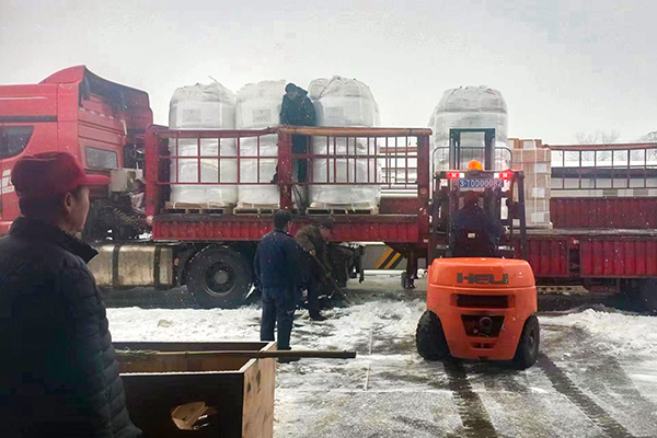 2月12日，物資采供部彬州分部在大雪中卸車，保障物資供應(yīng)(副圖）.jpg
