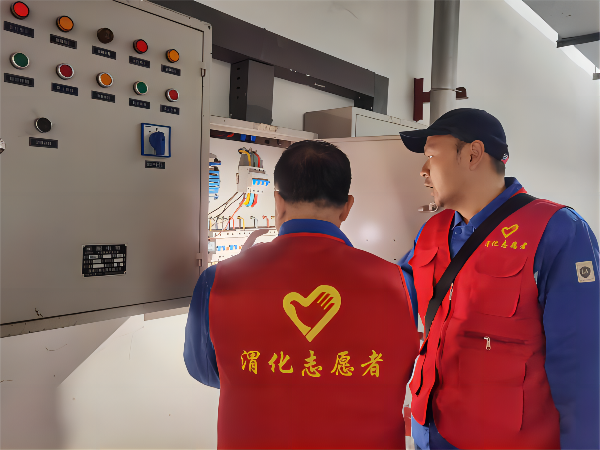 3月2日學(xué)雷鋒活動現(xiàn)場，黨員喬磊和王益對現(xiàn)場配電箱進(jìn)行隱患排查(1).png