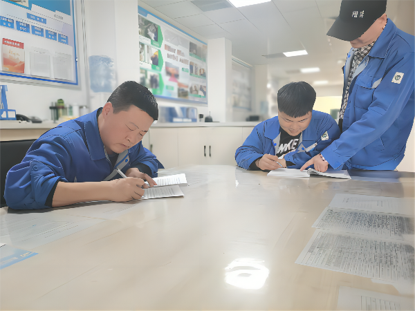 3月9日，化工一班班長王冬冬為徒弟制定學(xué)習(xí)計劃，主操李軍強為徒弟王浩男答疑(1).png
