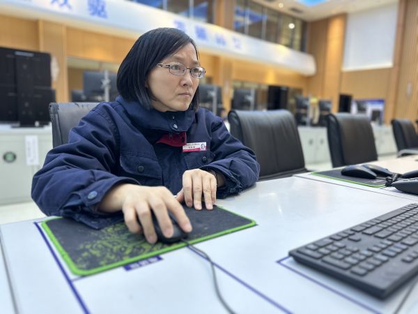 2023年3月24日，師傅劉秋榮在控制室巡檢裝置運(yùn)行狀況工作照。.jpg