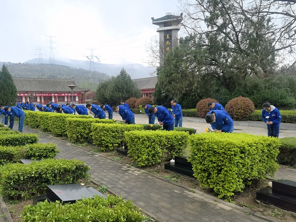 4月3日，全體黨員在烈士園碑區(qū)祭掃陵園、默哀深思.jpg