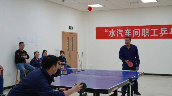 3月30日，舉行男子單打比賽。管理組李戰(zhàn)峰和運(yùn)行三班王迪巔峰對(duì)決。.jpg