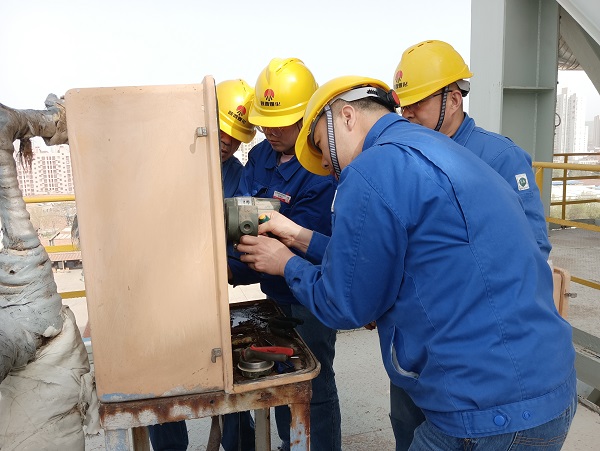 4月6日，空分尿素工段段長郭凱、技術(shù)員張桂芳等人在尿素框架五樓進行電纜更換，變送器接線檢維修工作  計控電儀部 馮香妮 攝.jpg