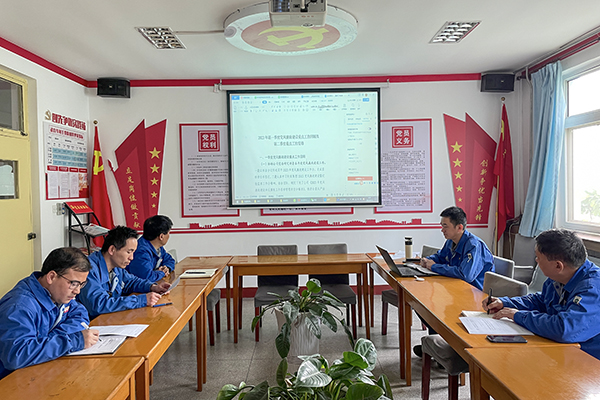 4月12日上午10點(diǎn)，動(dòng)力車(chē)間黨支部在黨員活動(dòng)室組織召開(kāi)4月份黨風(fēng)廉政建設(shè)專(zhuān)題會(huì)議，學(xué)習(xí)貫徹公司紀(jì)檢委員例會(huì)精神，安排部署支部二季度黨風(fēng)廉政建設(shè)重點(diǎn)工作。.jpg