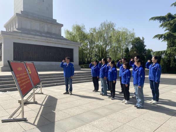 圖三：在革命烈士紀念碑前，全體黨員重溫入黨誓詞.jpg
