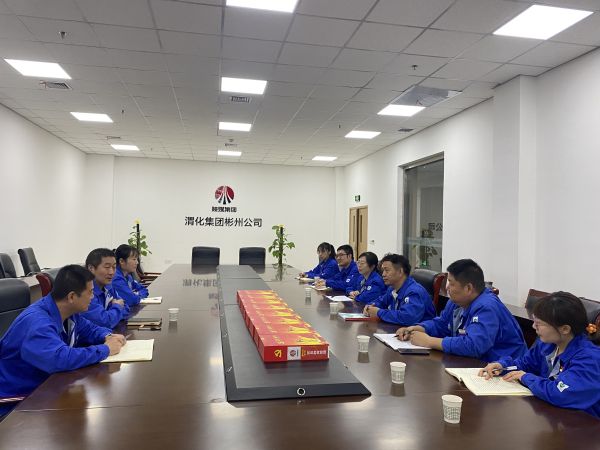 4月18日，制氣車間黨支部與質量監(jiān)督檢驗部黨支部在彬州公司會議室，開展對標交流活動，支部書記就提升支部黨建標準化建設交流經(jīng)驗畫面。.jpg