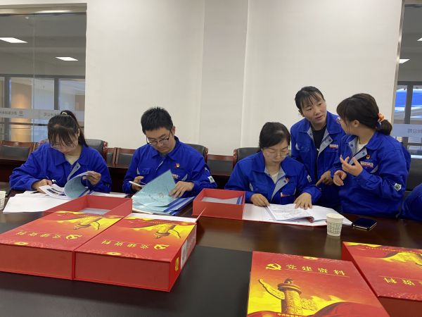 4月18日，制氣車間黨支部與質量監(jiān)督檢驗部黨支部在彬州公司會議室開展對標交流活動。查閱制氣車間黨支部黨建臺賬畫面。.jpg