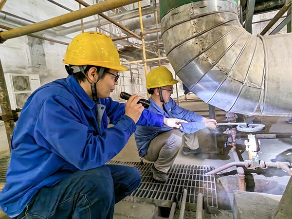 5月8日上午，動力車間三期泵房內，技術員畢加佳指導副司爐王天賜排放BW管線內積水.jpg