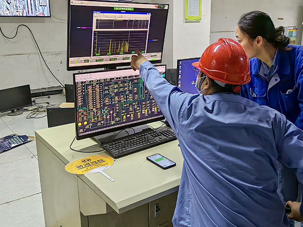 5月13日，動(dòng)力車(chē)間三期鍋爐控制室，DCS改造工藝、儀表、電氣等部門(mén)聯(lián)合調(diào)試期間，車(chē)間副主任焦志波詢(xún)問(wèn)DCS改造畫(huà)面.jpg