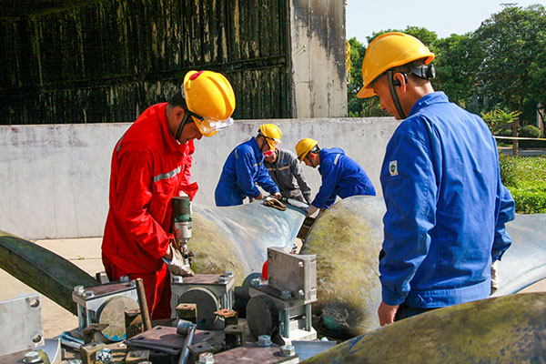 5月13日，李曉峰作業(yè)組檢修風機葉片   600.jpg