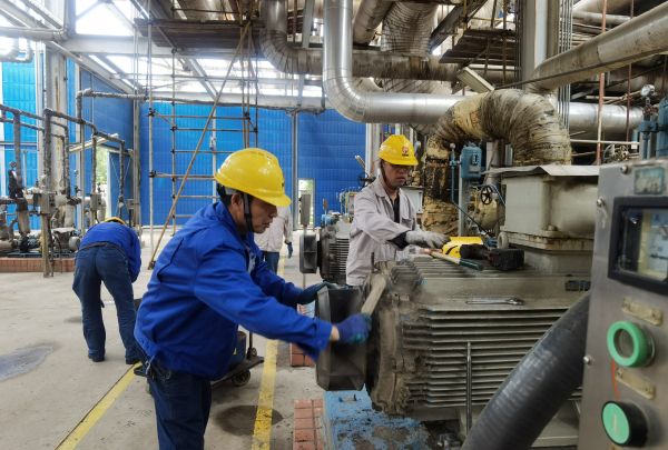 5月13日，電氣檢修人員在雙甲變換裝置進(jìn)行電機(jī)檢修.jpg