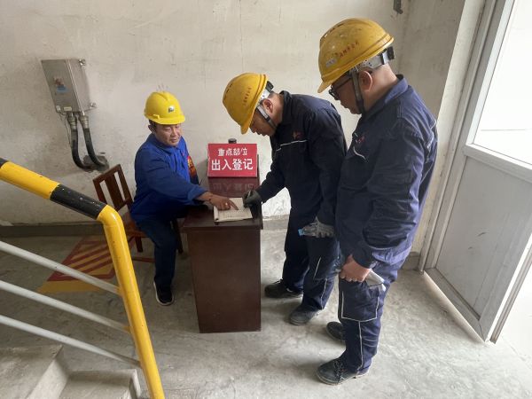 5.12上午，行政保衛(wèi)部在重點(diǎn)部位三期機(jī)組進(jìn)行進(jìn)入人員登記.jpg