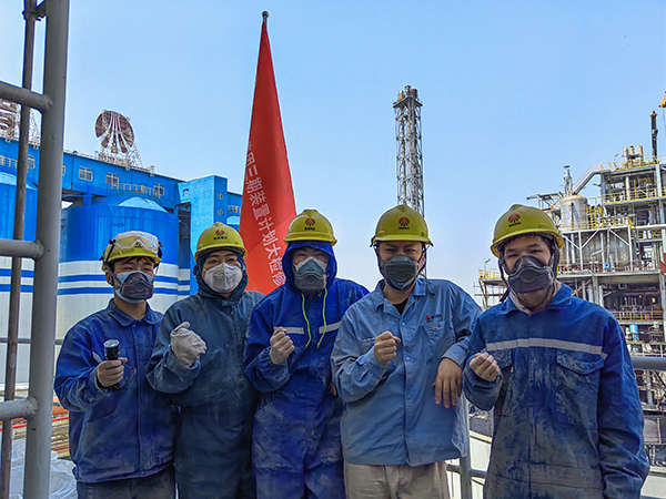 5月12日，動(dòng)力車間三期脫硫塔灰斗平臺(tái)，青年先鋒隊(duì)清理脫硫塔灰斗內(nèi)積灰，在休息時(shí)合影.jpg
