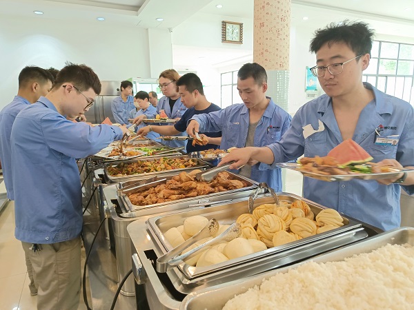5月15日，檢修人在食堂用餐.jpg