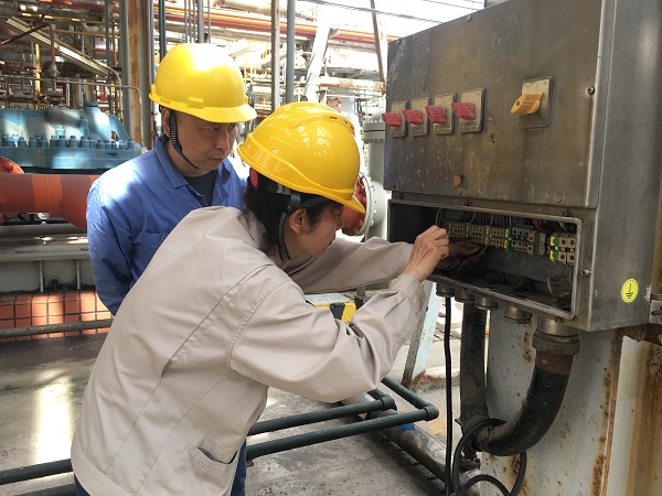 三期大檢修期間，臨時(shí)用電保障小組在現(xiàn)場(chǎng)為施工單位接電焊機(jī).jpg