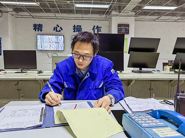5月15日19點(diǎn)，動(dòng)力車間三期控制室，技術(shù)員畢加佳給加班檢修的5號(hào)鍋爐更換空預(yù)器辦理檢修票.jpg