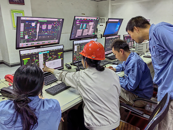 5月13日，動(dòng)力車間三期控制室，DCS調(diào)試將一、二期氨水制備工程師站遷移至三期.jpg