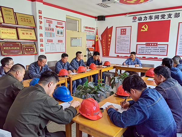 5月16日。動力車間會議室，安全員焦路秦正在給外協(xié)檢修人員培訓.jpg