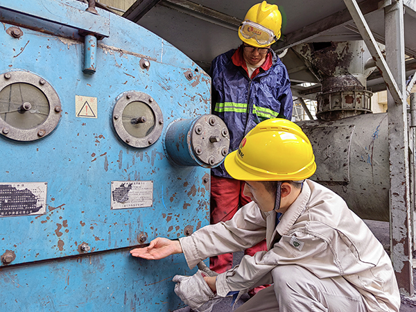 5月16日，動力車間三期給煤機，屈豪正在檢查給煤機的復位情況.jpg