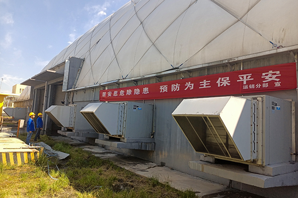 6月7日，運(yùn)銷分部，張海波、曹侃、李智民等人員，在氣膜棚排查隱患運(yùn)銷分部 伍思盈 攝.jpg