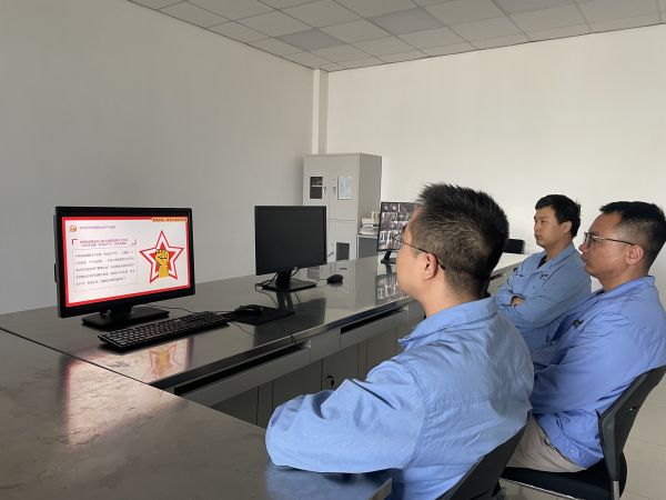 電氣運(yùn)行二班成員組織觀(guān)看化工企業(yè)安全生產(chǎn)事故方面的視頻。.jpg