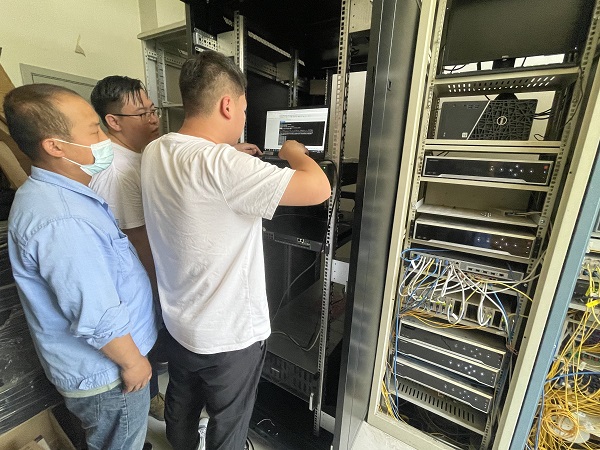 6.12日?？祻S家和公司員工在機(jī)房內(nèi)調(diào)試系統(tǒng).jpg