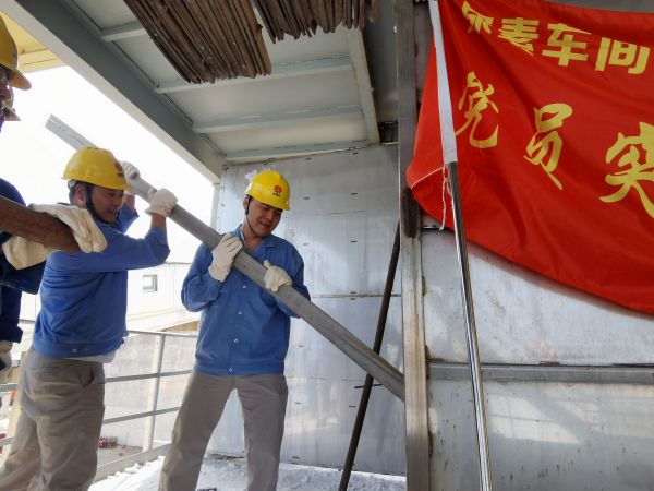 5月初，尿素車間技術(shù)員殷聯(lián)剛清理粒子冷卻器.jpg