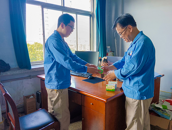 7月3日，計(jì)控電儀部安全員黃建容為各班段站發(fā)放防暑降溫用品.jpg