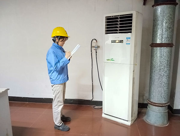 7月1日，馮香妮在每日的巡檢中對(duì)機(jī)柜間空調(diào)進(jìn)行檢查記錄.jpg