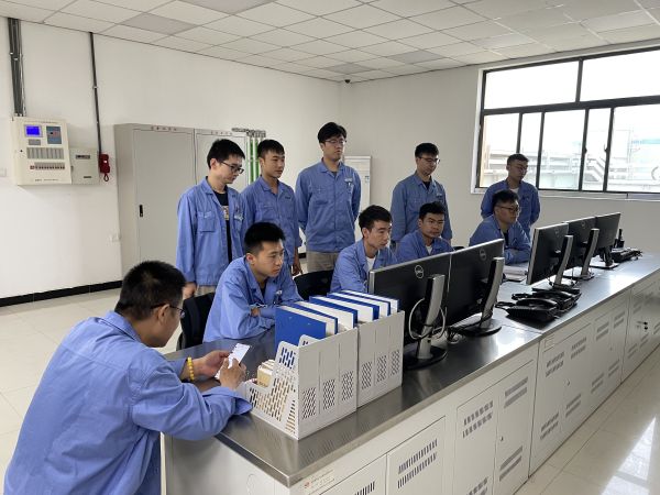 開展班前會(huì)議，強(qiáng)調(diào)降本增效需要從身邊的小事做起。.jpg