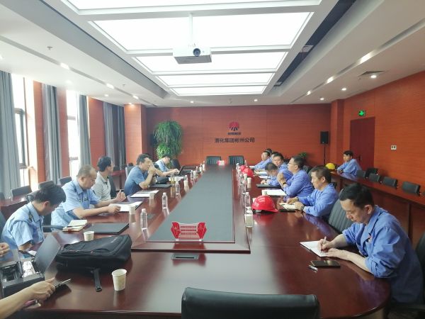8月17日，省環(huán)保廳一行到公司開展環(huán)保檢查，彬州公司副總經(jīng)理、生產(chǎn)部部長張安平，彬州公司安環(huán)部部長秦敏建等相關(guān)單位主要負責人參加迎接，此圖為檢查組在三樓行政會議室檢查交流.jpg