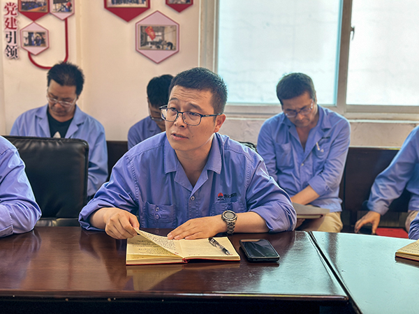 2023年9月4日-物料車間黨支部全體黨員在黨員活動(dòng)室進(jìn)行主題教育專題組織生活會(huì)會(huì)前集中學(xué)習(xí)-黨員、車間副主任秦昊研討發(fā)言.jpg