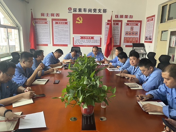 9月11日，公司總工程師馬軍忙參加尿素車間三季度組織生活會(huì).jpg