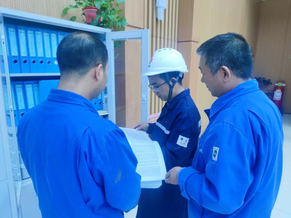 9月27日，交叉檢查組查看崗位人員安全操作規(guī)程.jpg