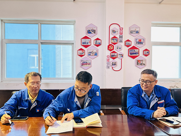 9月27日下午，黨員領導干部及行使公權力人員簽訂廉潔過節(jié)承諾書  600.jpg