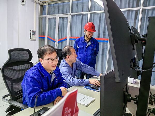 9日上午，動力車間主任姜軍虎和技術(shù)員陳健在三期中控室指導(dǎo)5號鍋爐停爐作業(yè).jpg