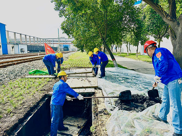 10月10日下午，黨員突擊隊清理沉淀池.JPG