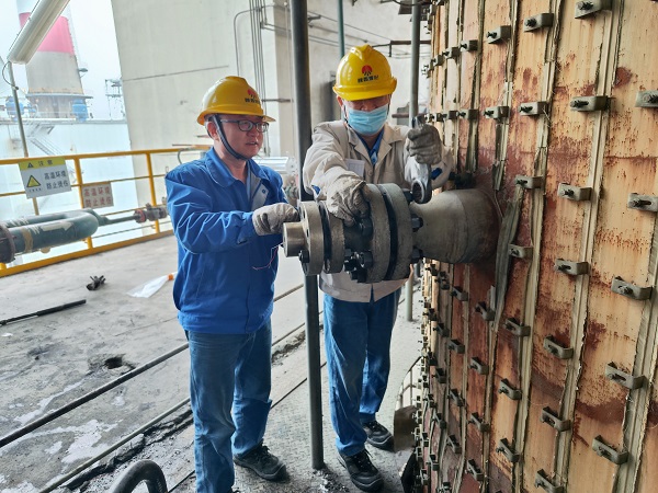 一上午的時間，三個人完成了7號氣化爐兩個高溫熱電偶、閥門、流量計法蘭、壓力表等儀表設備的拆檢，備件更新、回裝工作，保障了三期裝置的正常、平穩(wěn)、高效運行。.jpg