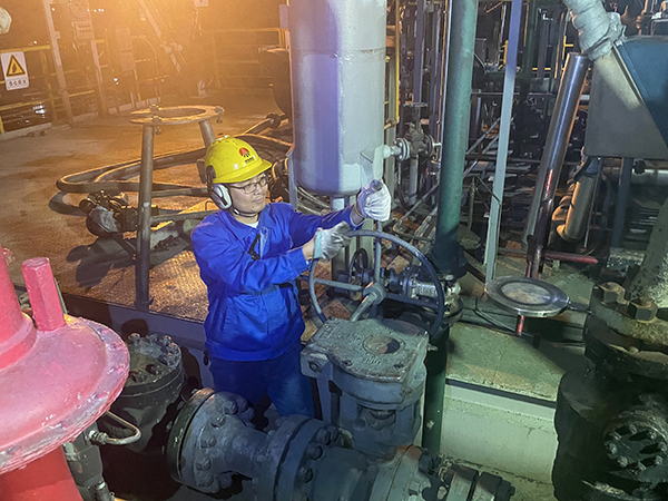 10月7日1：00，班組人員隔離氣化爐煤漿管線，做吹掃前準備 合成車間  張龍厚.jpg