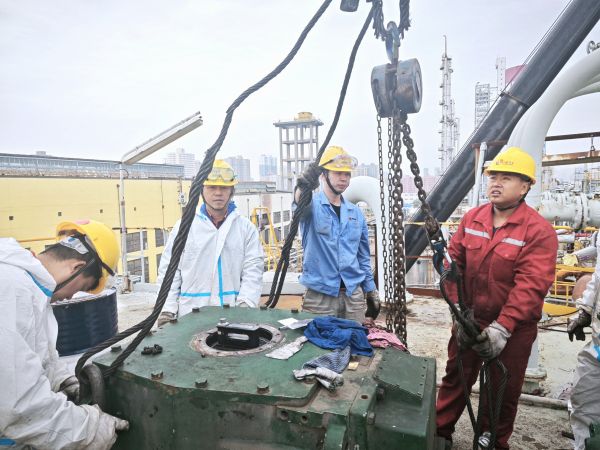10月17日，檢修人員在煤漿槽上方吊裝減速機(jī).jpg