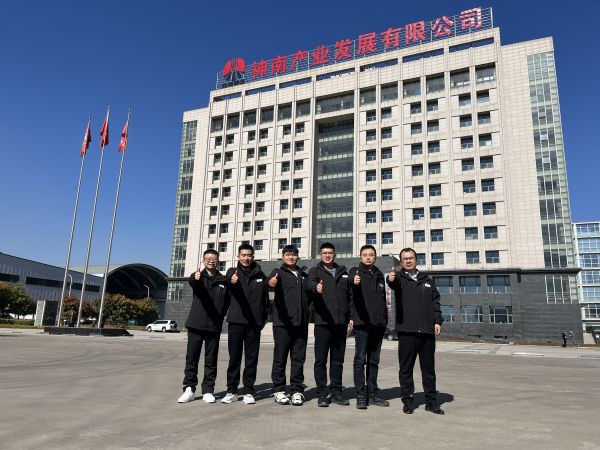 2023年10月14日，參加陜煤集團(tuán)第二十屆班組長(zhǎng)綜合素質(zhì)提升班，渭化集團(tuán)公司班組長(zhǎng)代表在神南學(xué)院辦公樓前合影留念.jpg