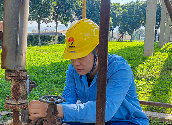 10月19日下午，張建國正在測量準(zhǔn)備要更換的蒸汽疏水閥門尺寸.jpg