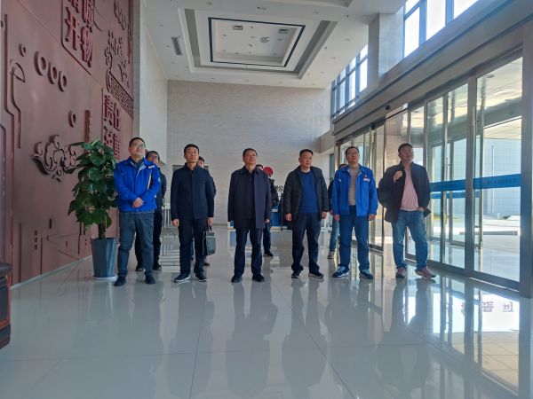 2023年11月22日，陜西省應(yīng)急管理廳來彬州公司檢查觀看入廠安全教育視頻.jpg