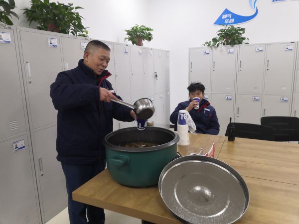 圖1 12月8日，剛忙完工作的職工杜仲毅喝著冰糖雪梨水。肖歡 攝.jpg
